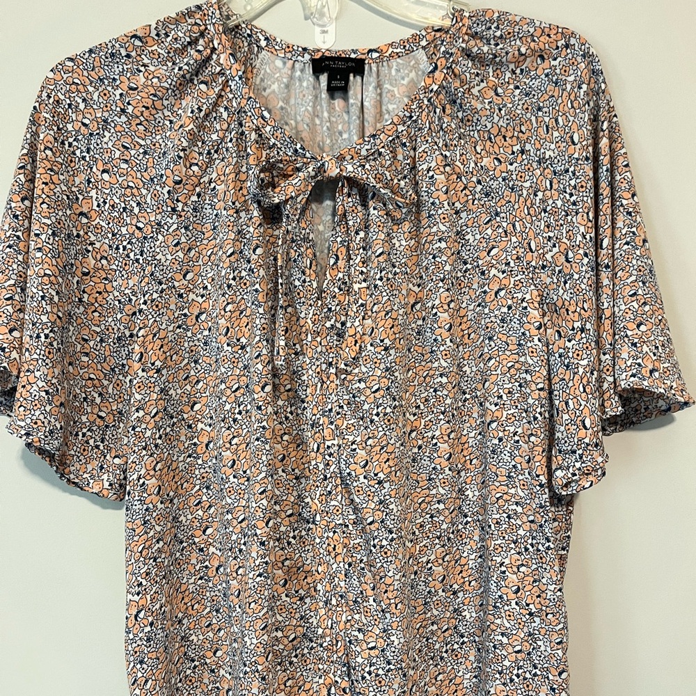 Ann Taylor factory Women's Blouse - Peach and Navy Floral